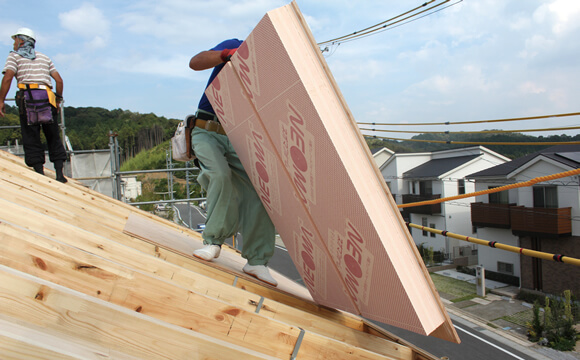 写真：屋根形状に合わせて、あらかじめ邸別にプレカットされた屋根断熱パネル。