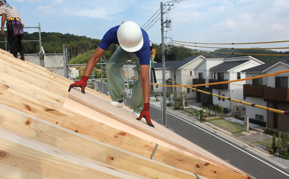 写真：屋根断熱パネルを指定の箇所にはめこむだけで、正確な施工が可能となる。
