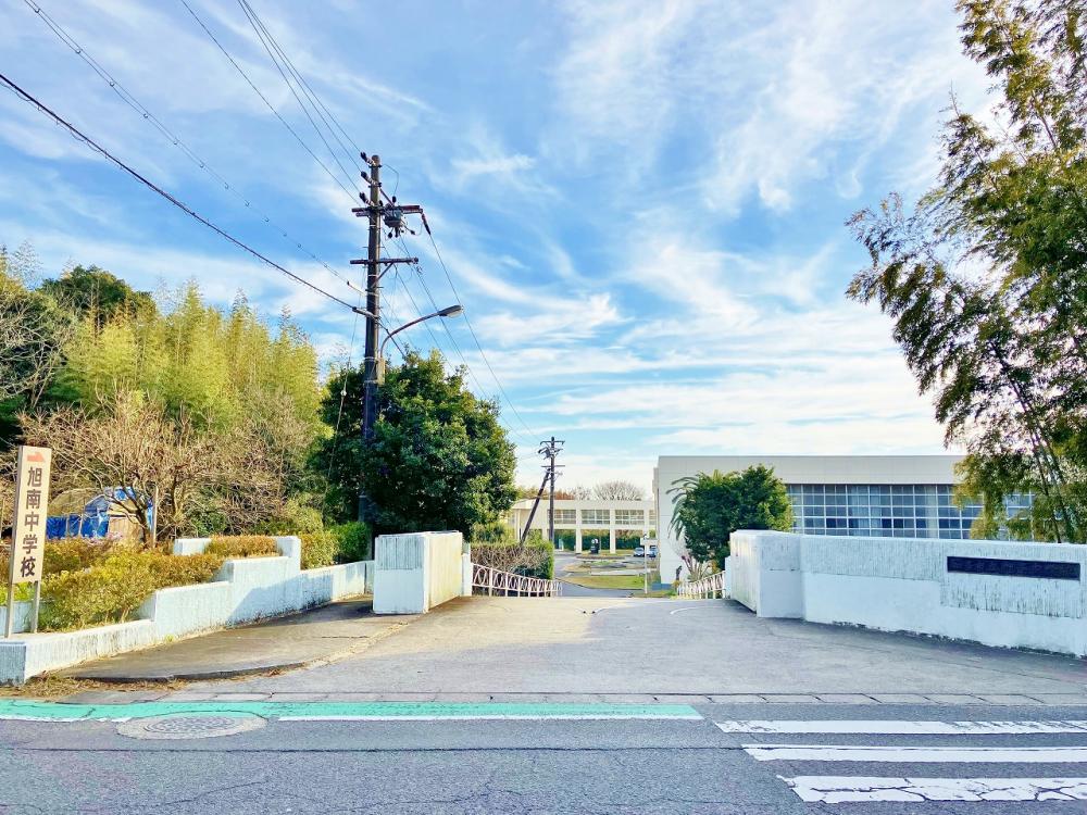 知多市立旭南中学校　自転車約8分(1.8km)