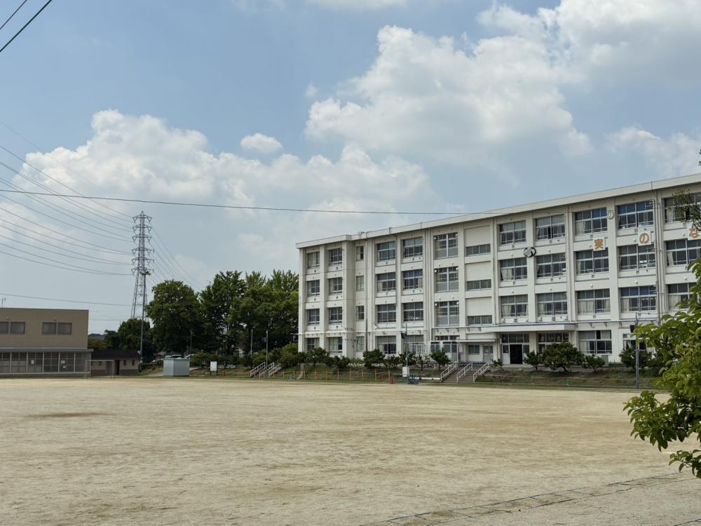衣丘小学校　　　約490m(徒歩約7分)